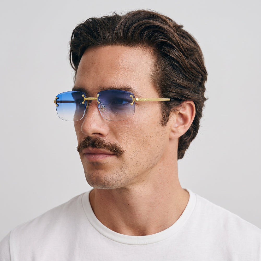 Homme portant les lunettes de soleil Grow Paris DUBAI - BLEU