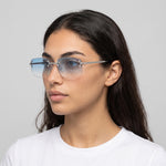 Femme portant les lunettes de soleil Grow Paris DUBAI - BLEU CIEL
