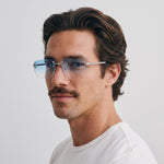 Homme portant les lunettes de soleil Grow Paris DUBAI - BLEU CIEL