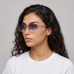 Femme portant les lunettes de soleil Grow Paris DUBAI - MAUVE