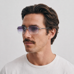 Homme portant les lunettes de soleil Grow Paris DUBAI - MAUVE