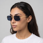 Femme portant les lunettes de soleil Grow Paris DUBAI - NOIR