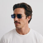 Homme portant les lunettes de soleil Grow Paris DUBAI - NOIR