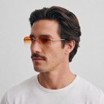 Homme portant les lunettes de soleil Grow Paris DUBAI - ORANGE
