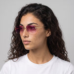 Femme portant les lunettes de soleil Grow Paris DUBAI - ROSE