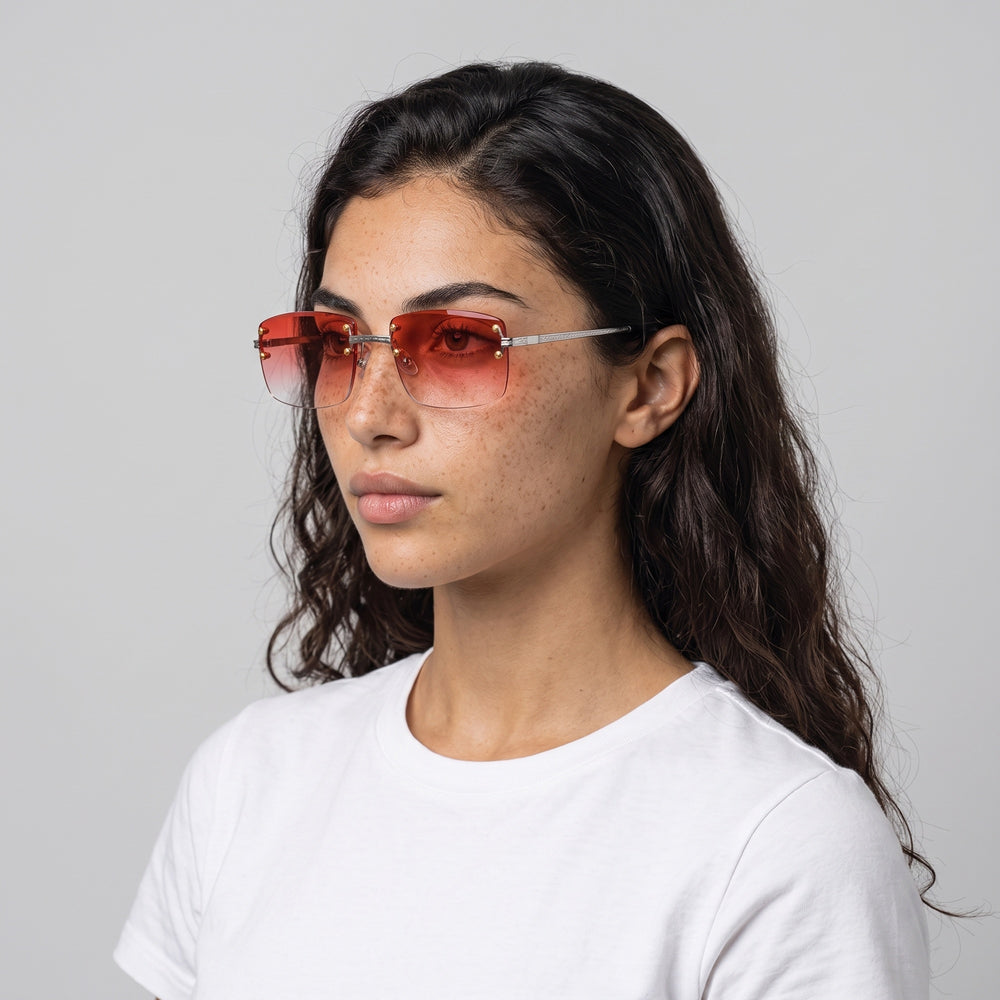 Femme portant les lunettes de soleil Grow Paris DUBAI - ROUGE
