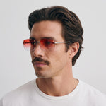 Homme portant les lunettes de soleil Grow Paris DUBAI - ROUGE