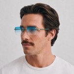 Homme portant les lunettes de soleil Grow Paris DUBAI - TURQUOISE