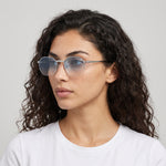 Femme portant les lunettes de soleil Grow Paris IBIZA - BLEU CIEL
