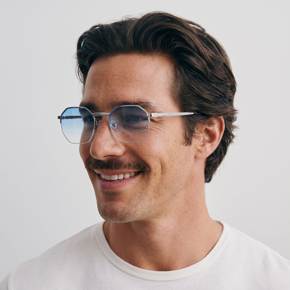 Homme portant les lunettes de soleil Grow Paris IBIZA - BLEU CIEL