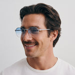 Homme portant les lunettes de soleil Grow Paris IBIZA - BLEU CIEL