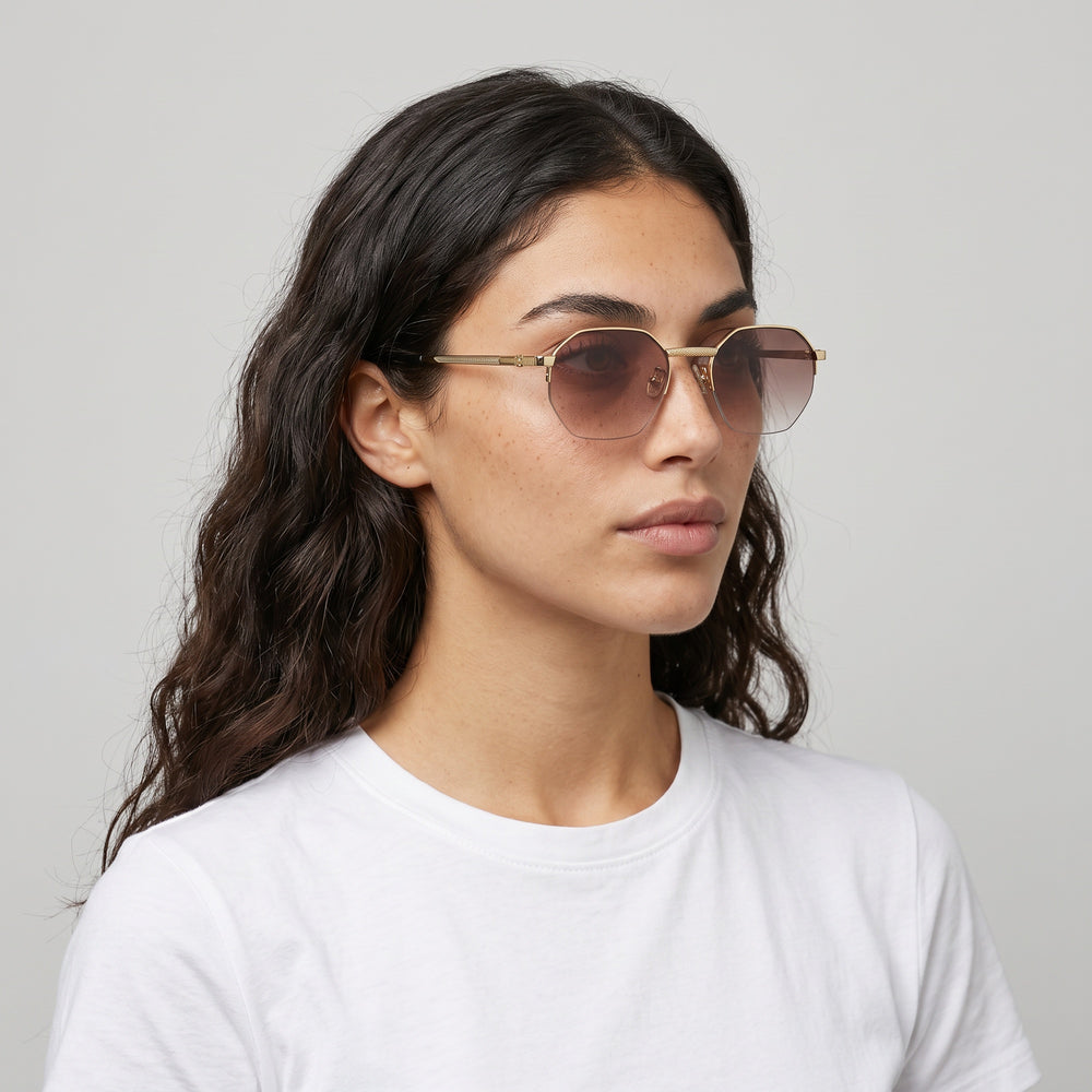 Femme portant les lunettes de soleil Grow Paris IBIZA - MARRON
