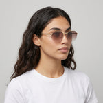 Femme portant les lunettes de soleil Grow Paris IBIZA - MARRON