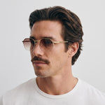 Homme portant les lunettes de soleil Grow Paris IBIZA - MARRON
