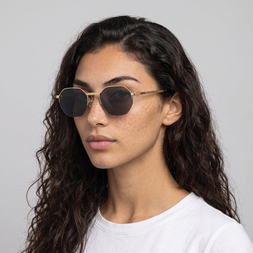 Femme portant les lunettes de soleil Grow Paris IBIZA - NOIR