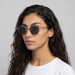 Femme portant les lunettes de soleil Grow Paris IBIZA - NOIR