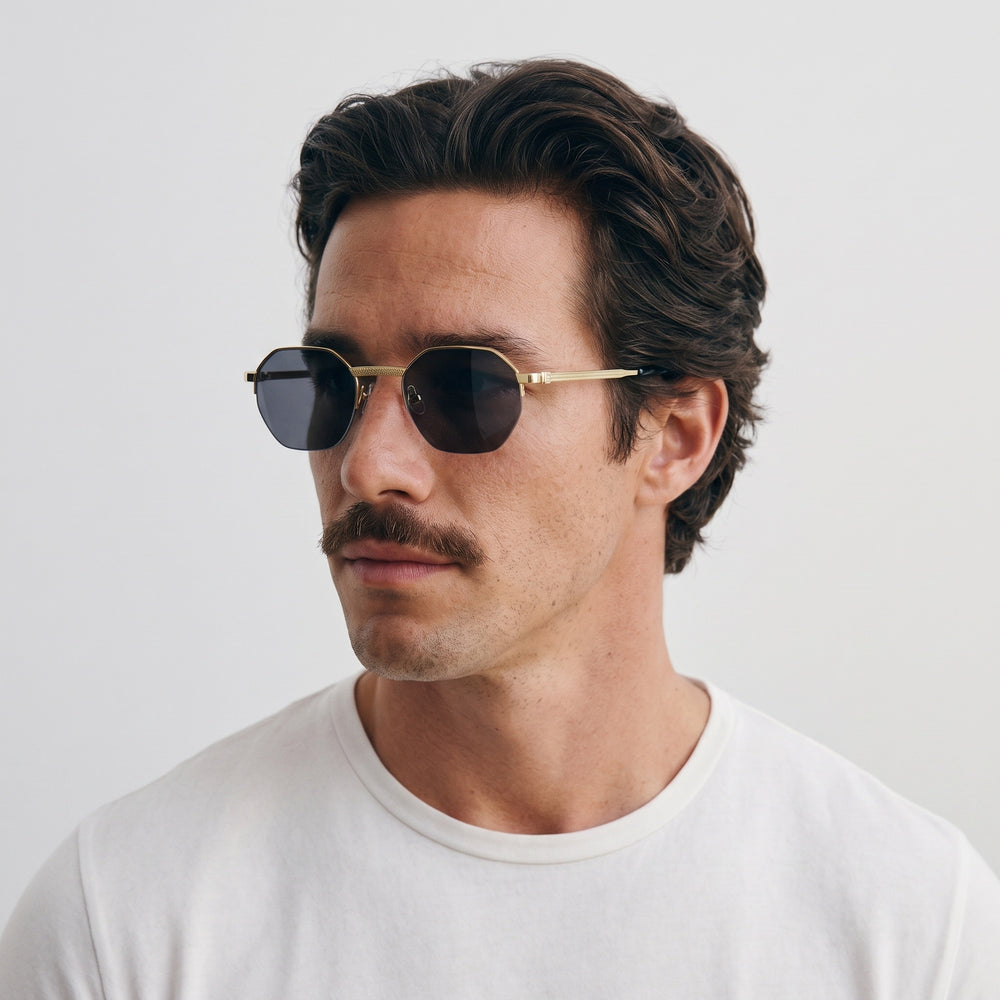Homme portant les lunettes de soleil Grow Paris IBIZA - NOIR