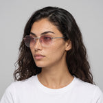 Femme portant les lunettes de soleil Grow Paris IBIZA - ROSE