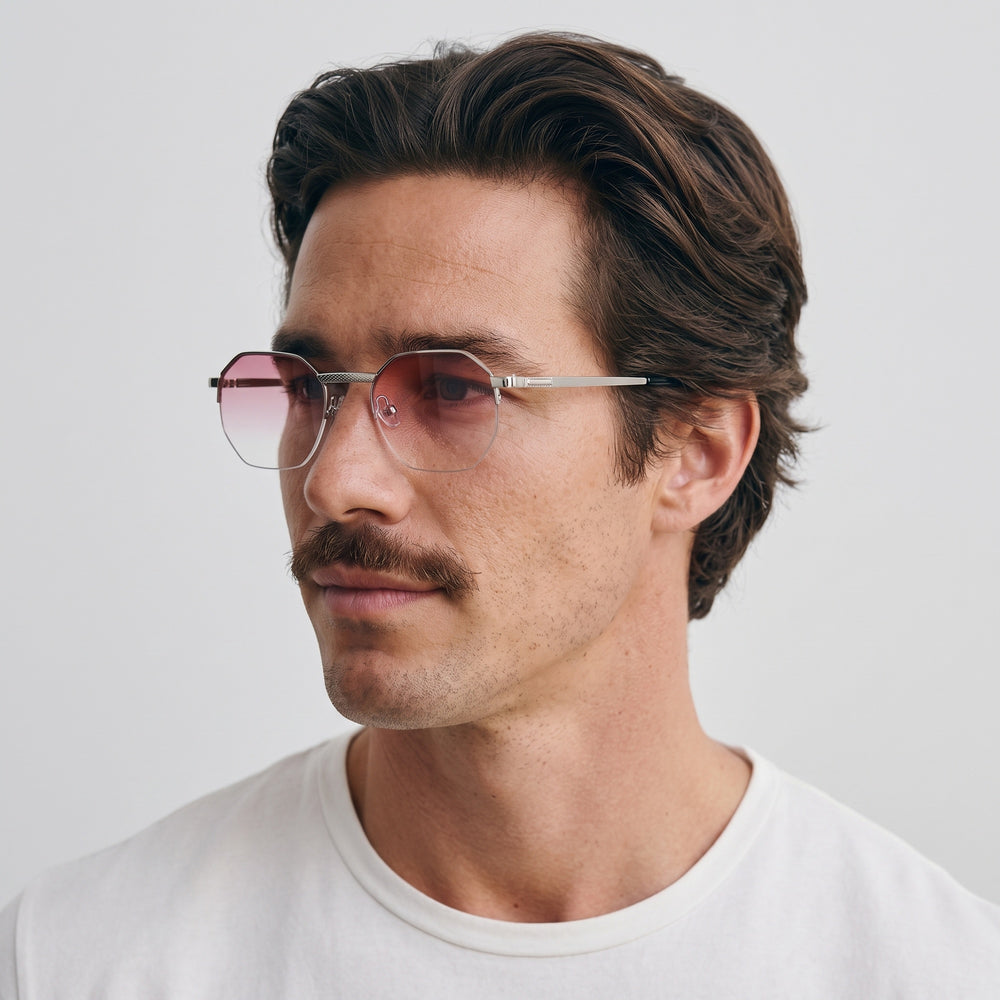 Homme portant les lunettes de soleil Grow Paris IBIZA - ROSE