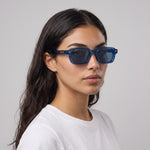 Femme portant les lunettes de soleil Grow Paris MALIBU - BLEU