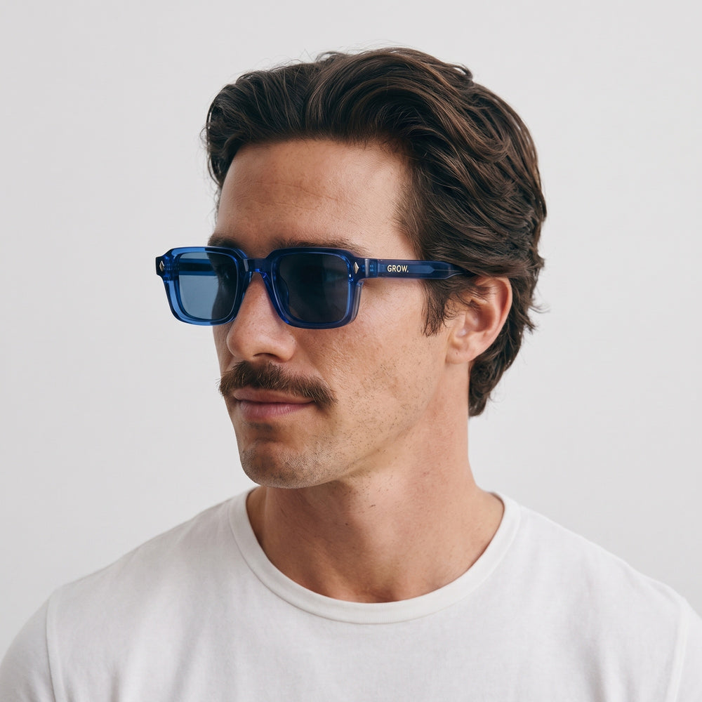 Homme portant les lunettes de soleil Grow Paris MALIBU - BLEU