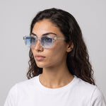 Femme portant les lunettes de soleil Grow Paris MALIBU - BLEU CIEL