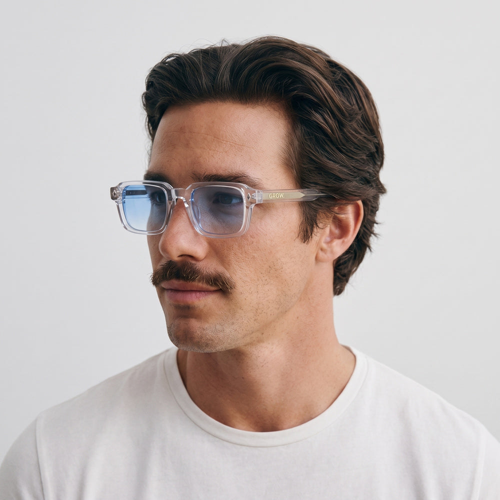 Homme portant les lunettes de soleil Grow Paris MALIBU - BLEU CIEL