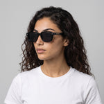 Femme portant les lunettes de soleil Grow Paris MALIBU - NOIR