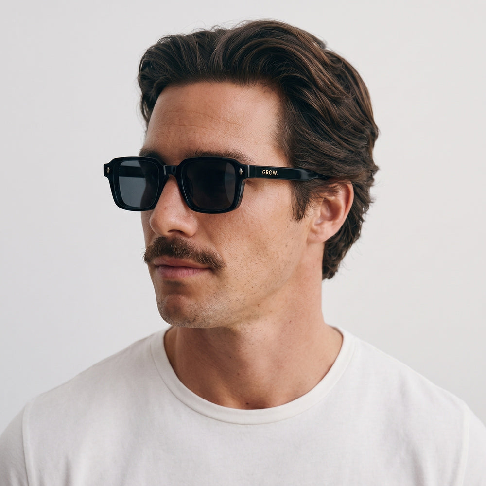 Homme portant les lunettes de soleil Grow Paris MALIBU - NOIR
