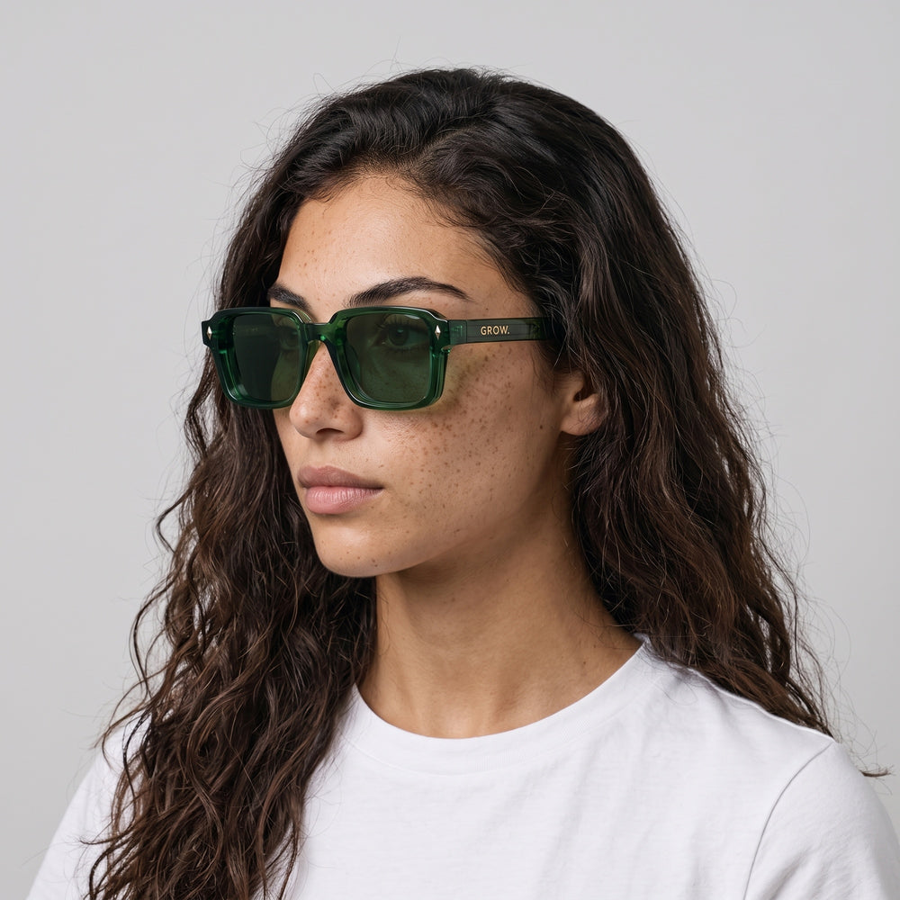 Femme portant les lunettes de soleil Grow Paris MALIBU - VERT
