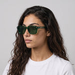 Femme portant les lunettes de soleil Grow Paris MALIBU - VERT