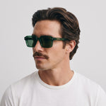 Homme portant les lunettes de soleil Grow Paris MALIBU - VERT