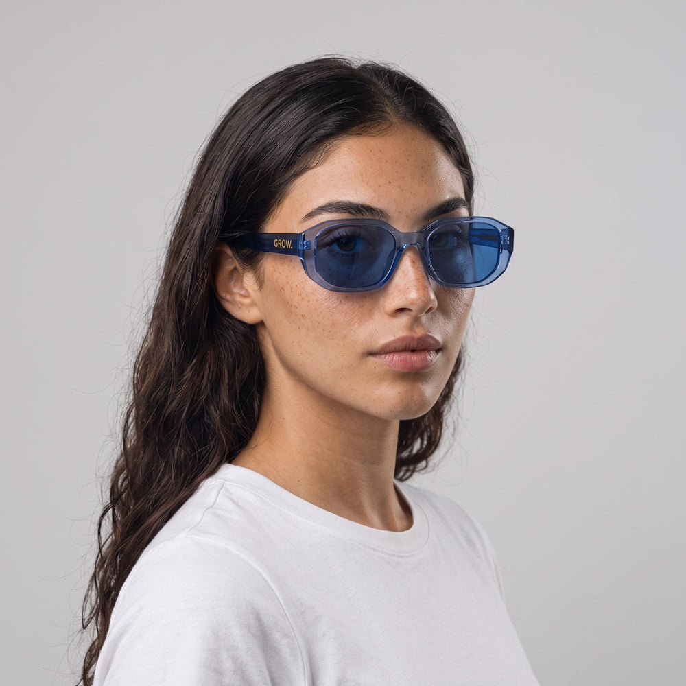 Femme portant les lunettes de soleil Grow Paris MARBELLA - BLEU