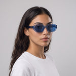 Femme portant les lunettes de soleil Grow Paris MARBELLA - BLEU
