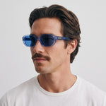 Homme portant les lunettes de soleil Grow Paris MARBELLA - BLEU
