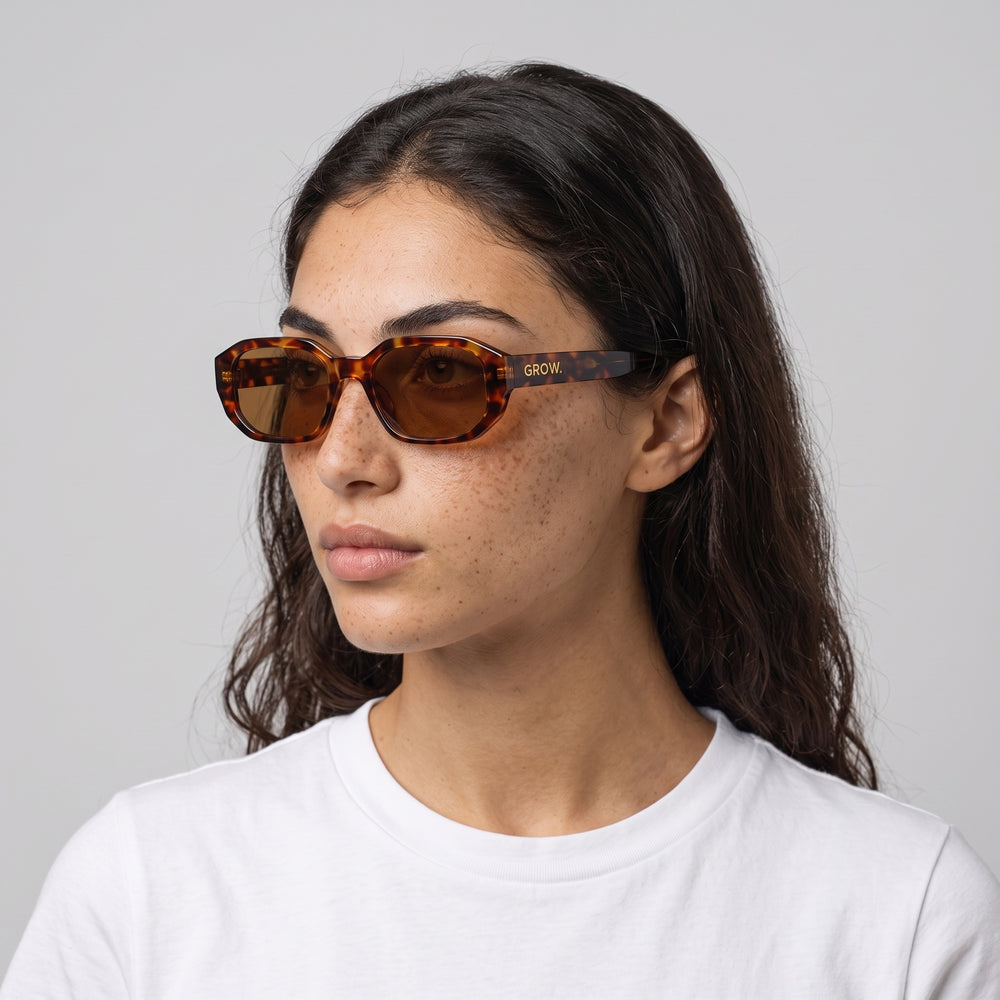 Femme portant les lunettes de soleil Grow Paris MARBELLA - LEOPARD