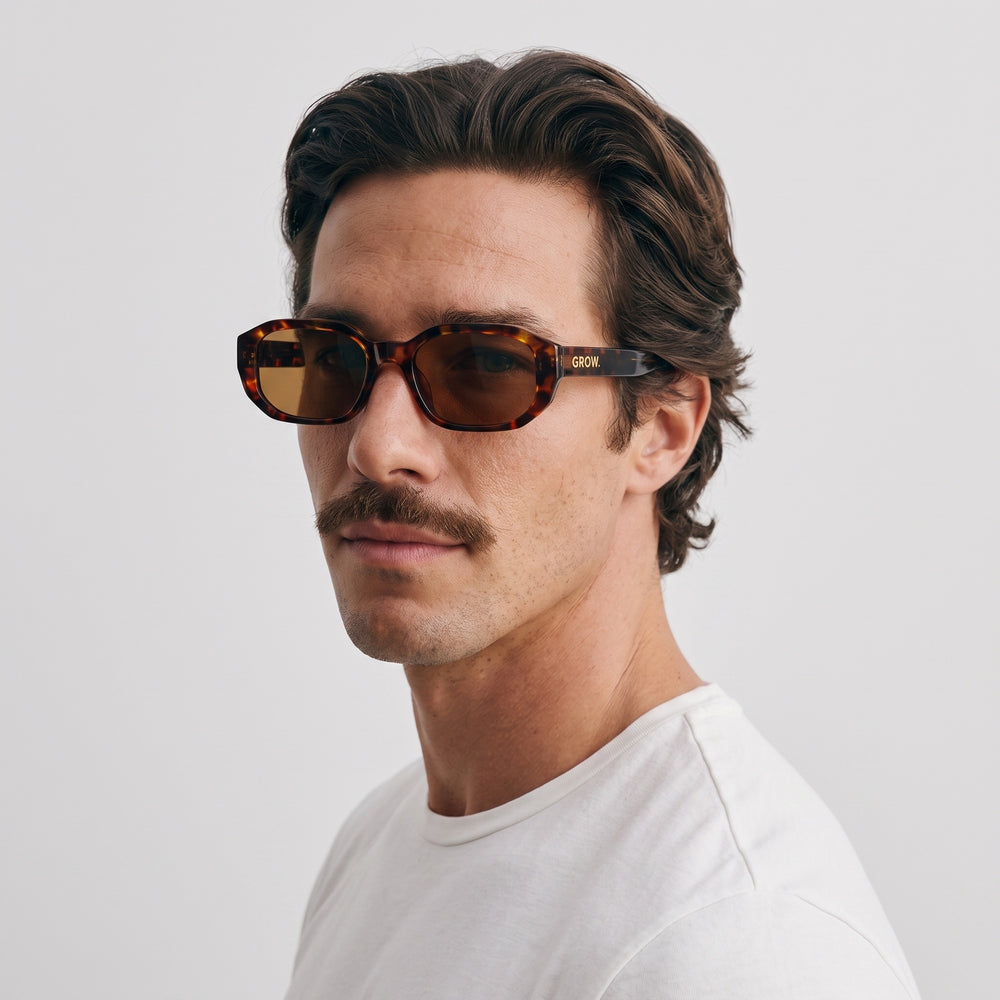 Homme portant les lunettes de soleil Grow Paris MARBELLA - LEOPARD