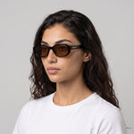 Femme portant les lunettes de soleil Grow Paris MARBELLA - MARRON