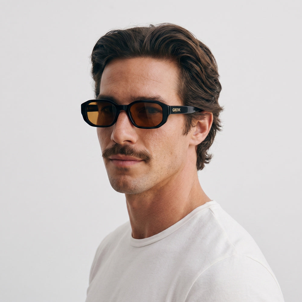 Homme portant les lunettes de soleil Grow Paris MARBELLA - MARRON