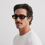 Homme portant les lunettes de soleil Grow Paris MARBELLA - MARRON