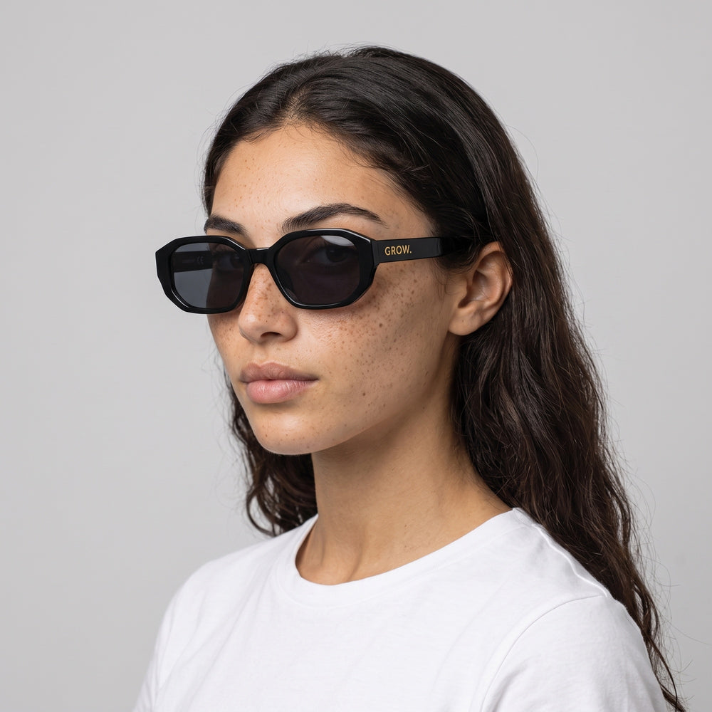 Femme portant les lunettes de soleil Grow Paris MARBELLA - NOIR