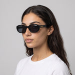 Femme portant les lunettes de soleil Grow Paris MARBELLA - NOIR