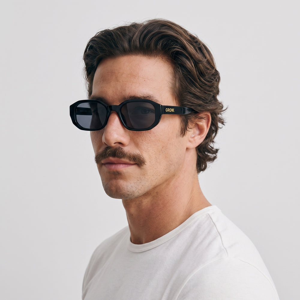 Homme portant les lunettes de soleil Grow Paris MARBELLA - NOIR