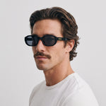 Homme portant les lunettes de soleil Grow Paris MARBELLA - NOIR