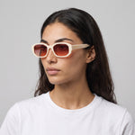 Femme portant les lunettes de soleil Grow Paris MARBELLA - SABLE