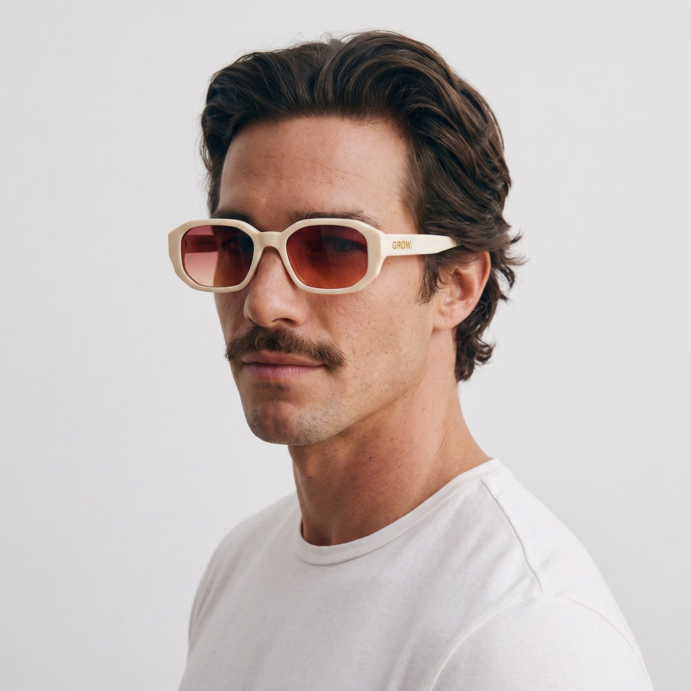 Homme portant les lunettes de soleil Grow Paris MARBELLA - SABLE
