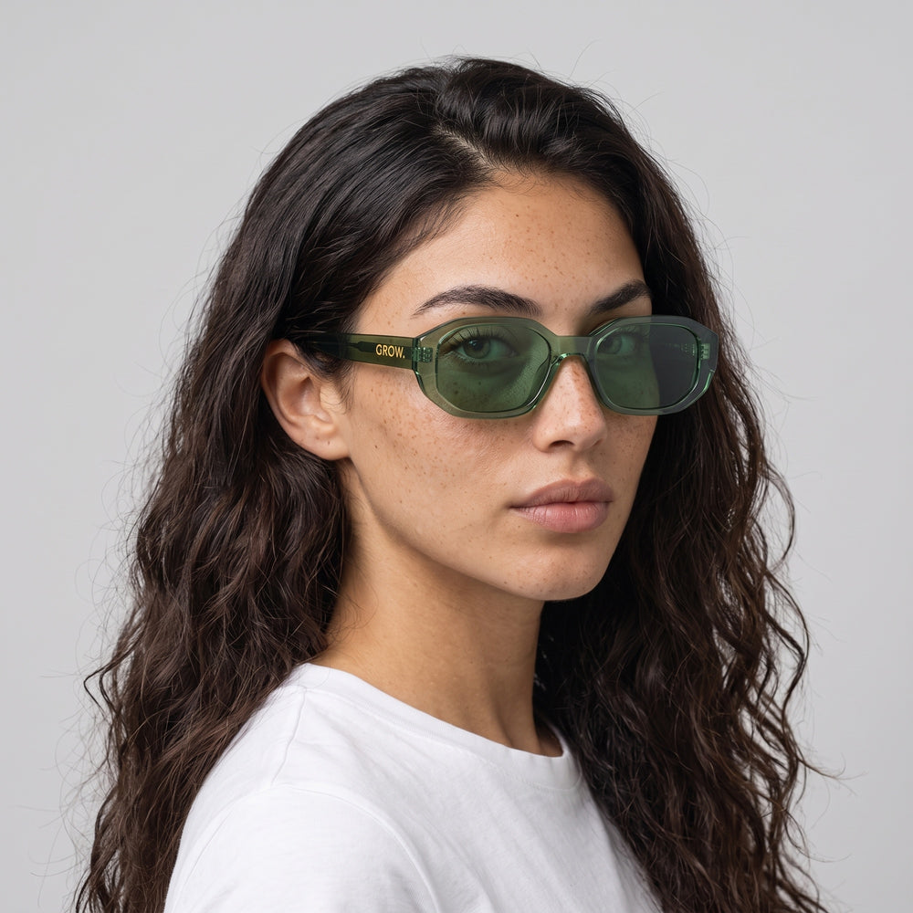 Femme portant les lunettes de soleil Grow Paris MARBELLA - VERT