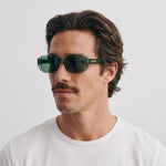 Homme portant les lunettes de soleil Grow Paris MARBELLA - VERT