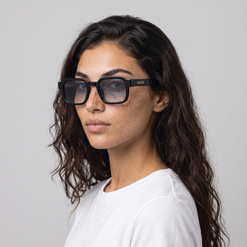 Femme portant les lunettes de soleil Grow Paris MILANO - GRIS