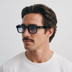 Homme portant les lunettes de soleil Grow Paris MILANO - GRIS